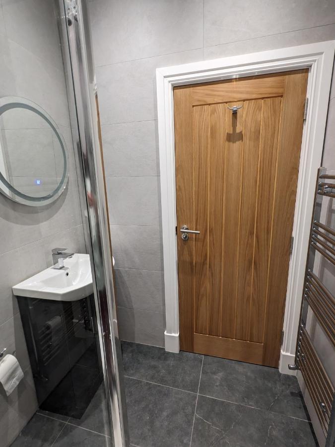 Modern Aptmt, 2 Stops To Central London, Smart Lock, Netflix イーリング エクステリア 写真