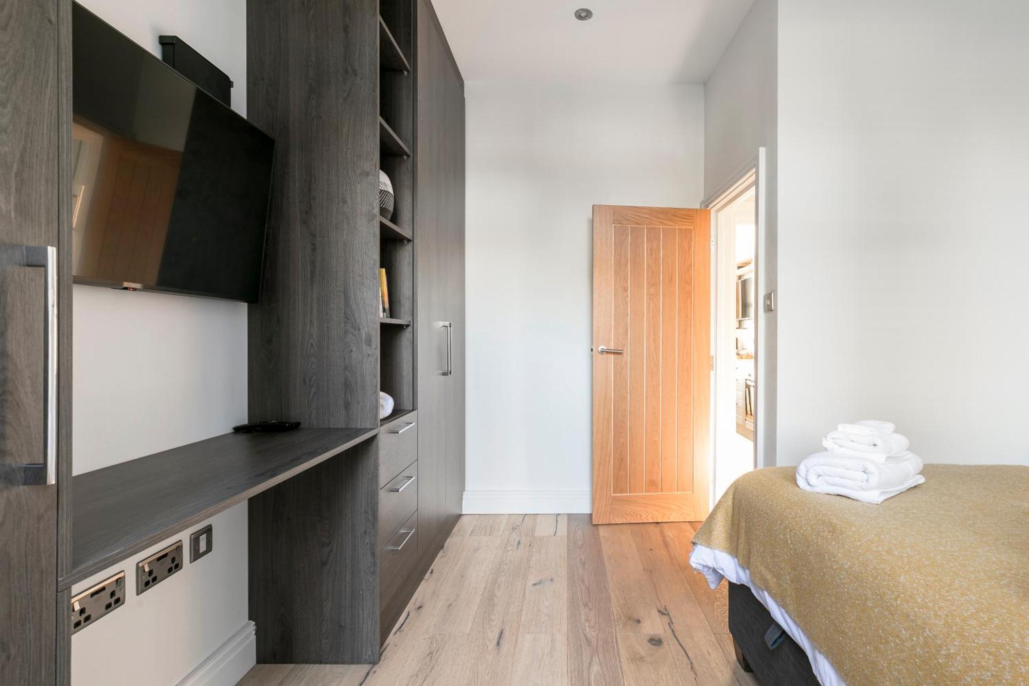 Modern Aptmt, 2 Stops To Central London, Smart Lock, Netflix イーリング エクステリア 写真