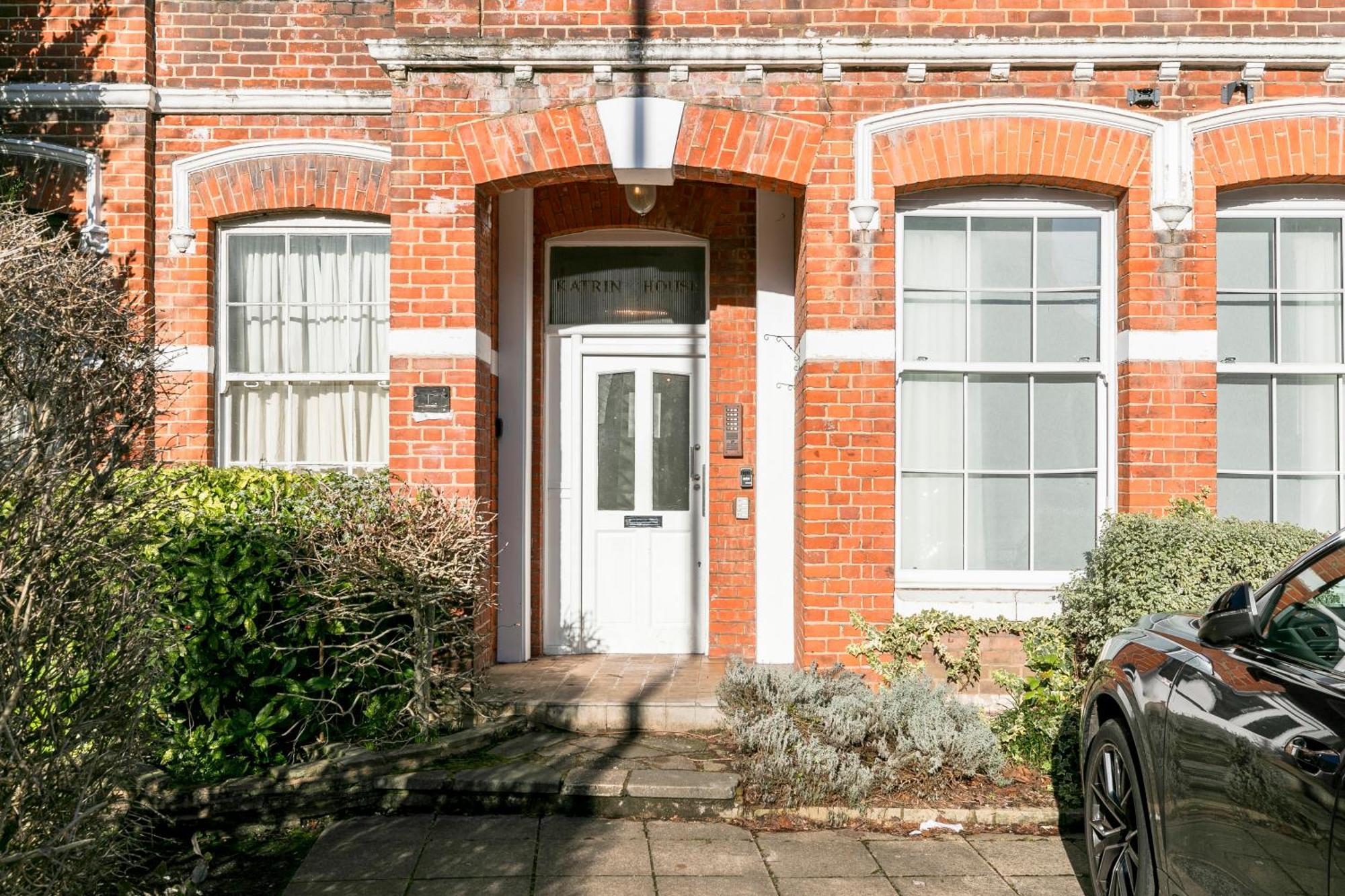 Modern Aptmt, 2 Stops To Central London, Smart Lock, Netflix イーリング エクステリア 写真